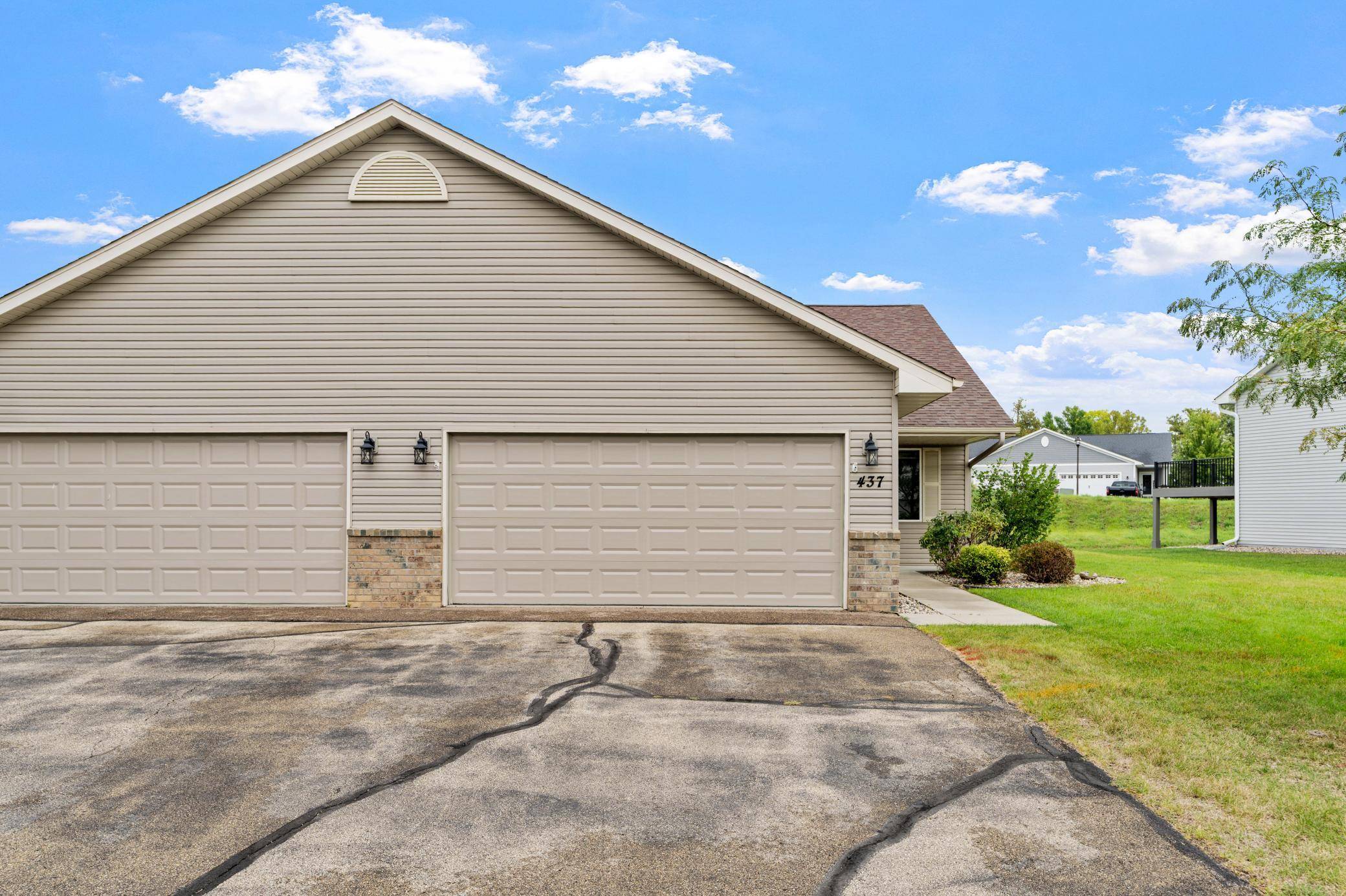 437 Meadow LN, Norwood Young America, MN 55397
