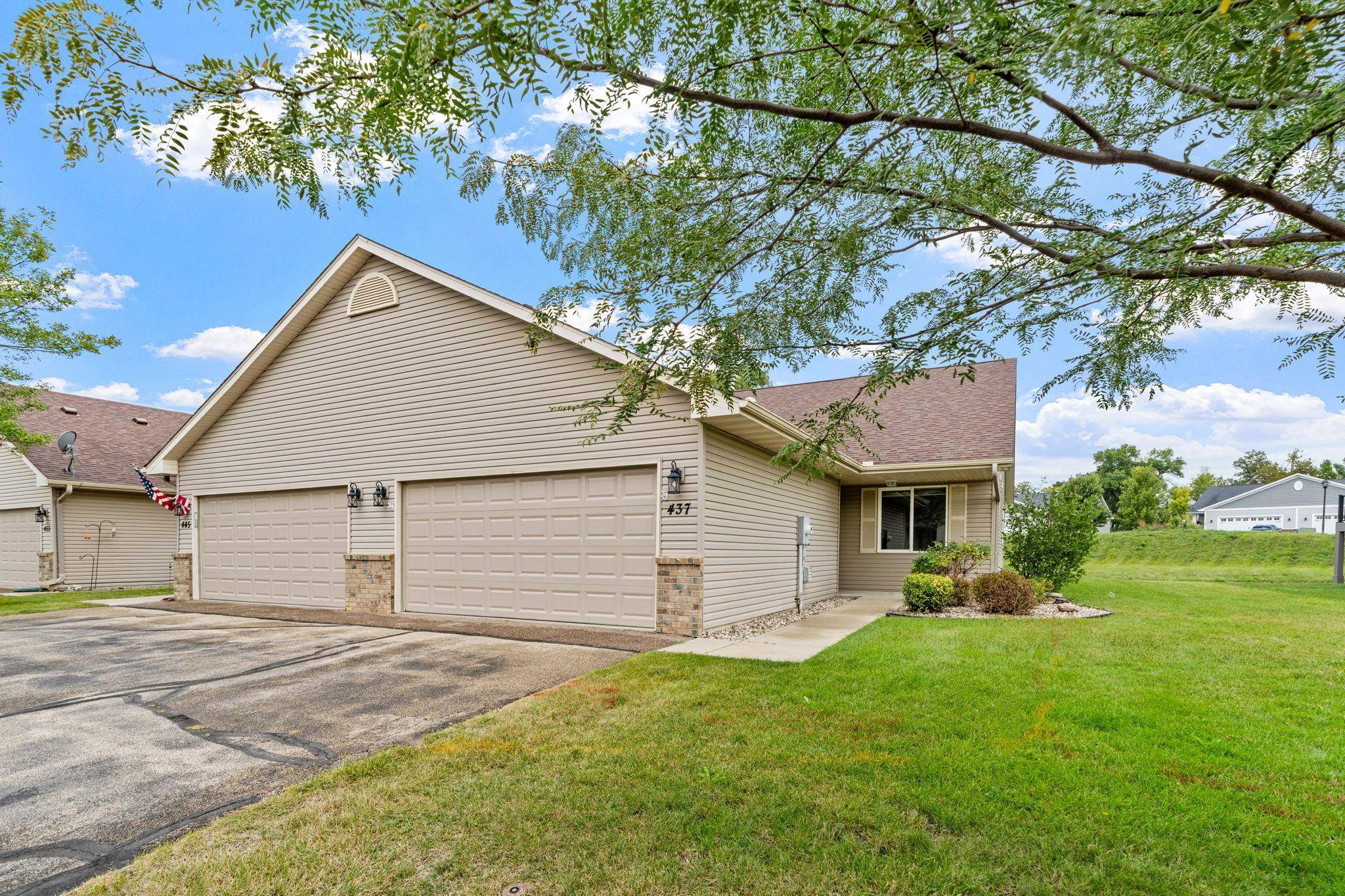 437 Meadow LN, Norwood Young America, MN 55397