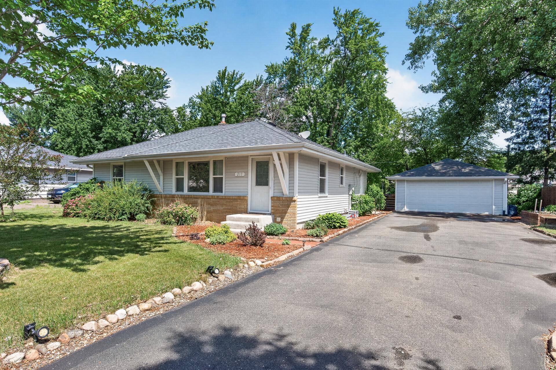 211 92nd AVE NE, Blaine, MN 55434