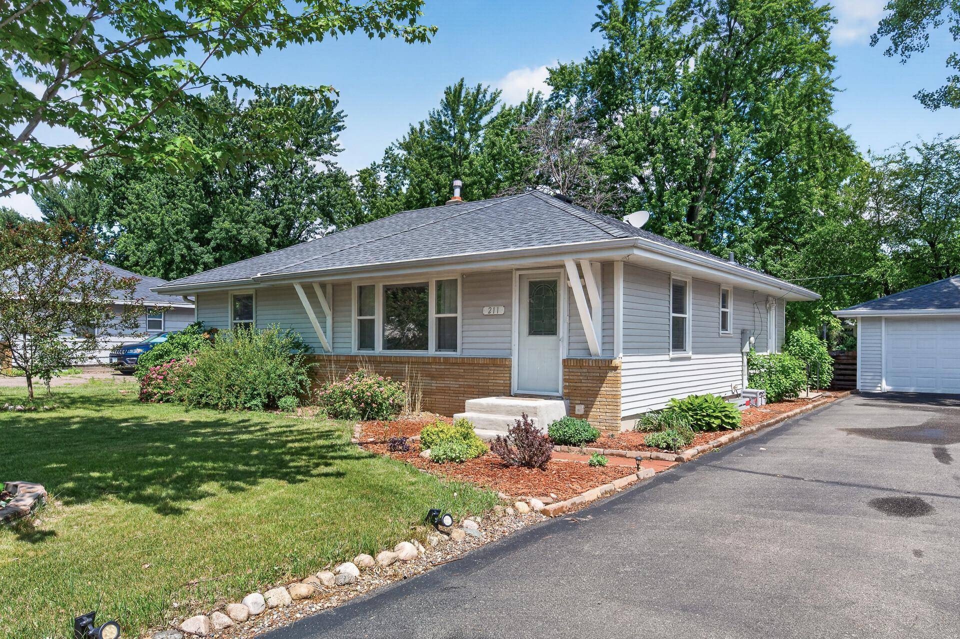 211 92nd AVE NE, Blaine, MN 55434