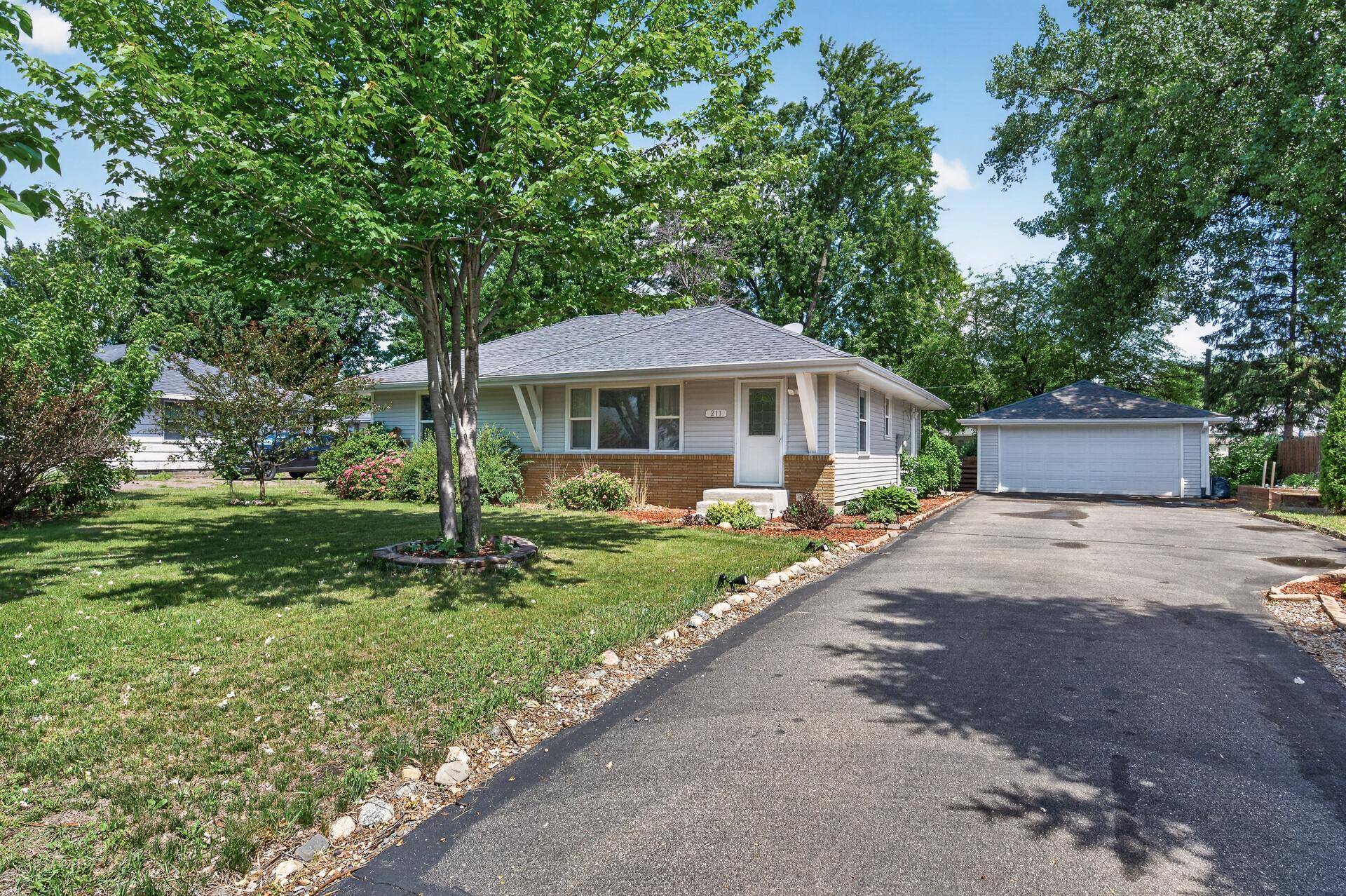 211 92nd AVE NE, Blaine, MN 55434