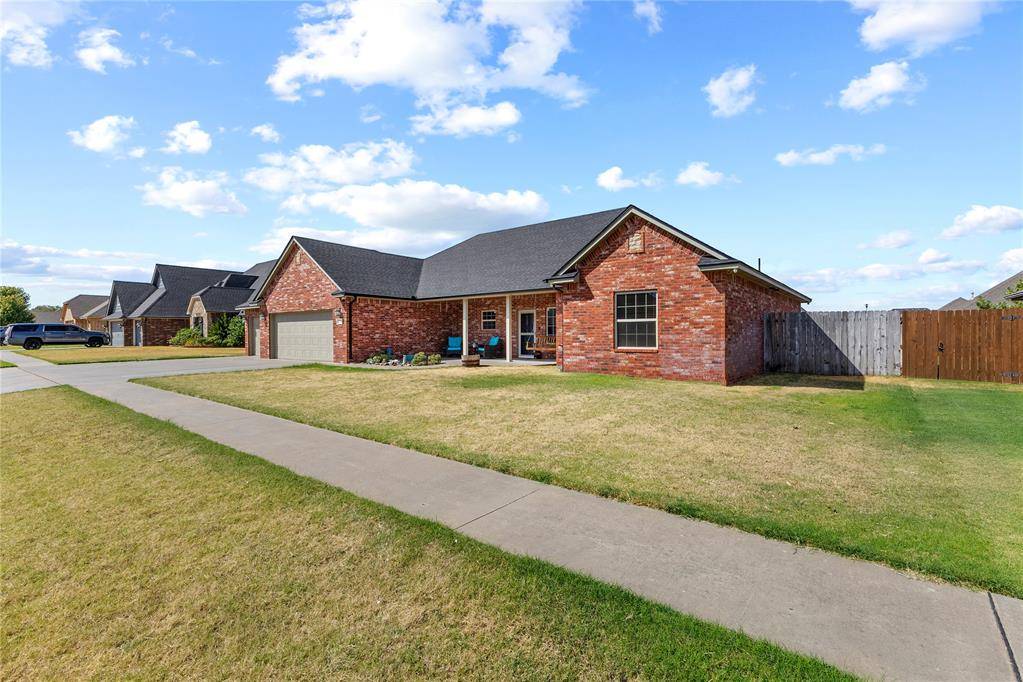 2209 Pinnacle DR, Weatherford, OK 73096
