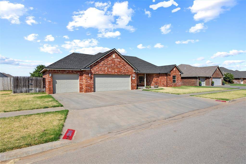2209 Pinnacle DR, Weatherford, OK 73096