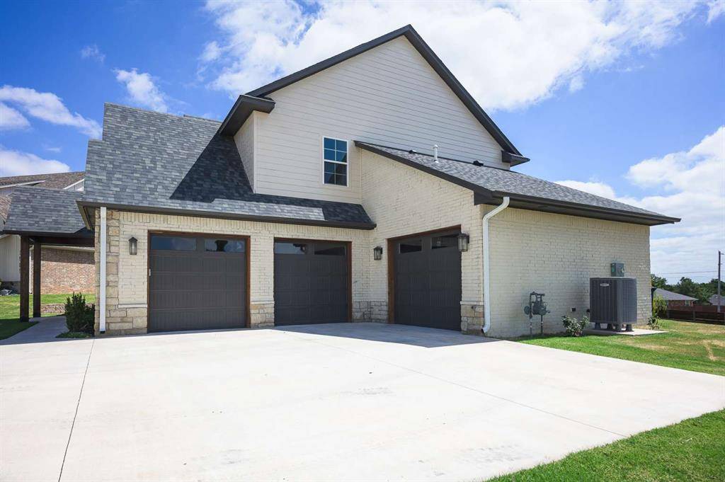 1909 Carleton LN, Shawnee, OK 74804
