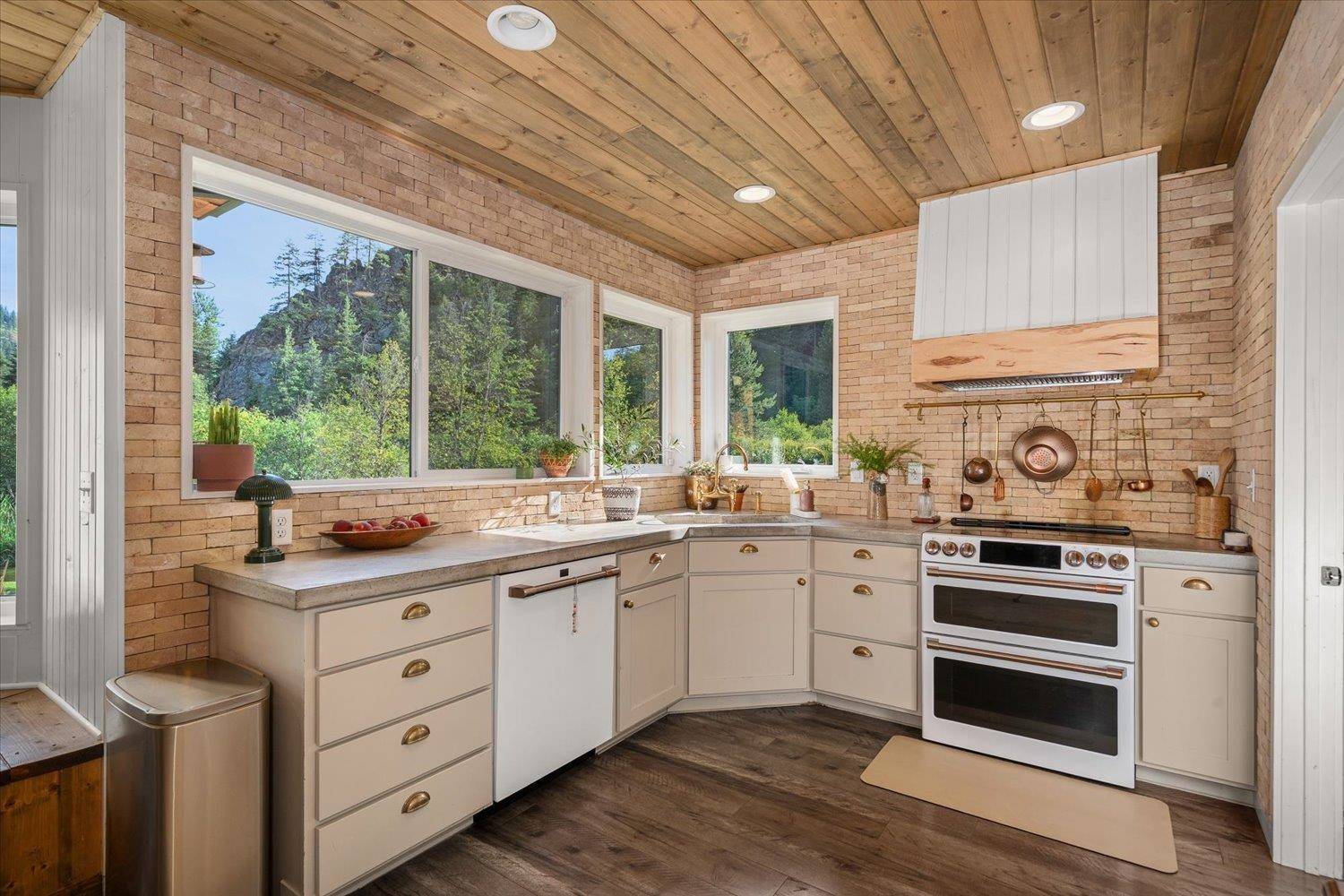 822 Little Spokane River Rd, Newport, WA 99156