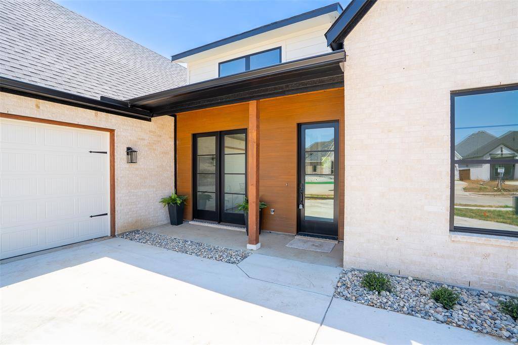 944 Claystone Ridge Drive, Fort Worth, TX 76028