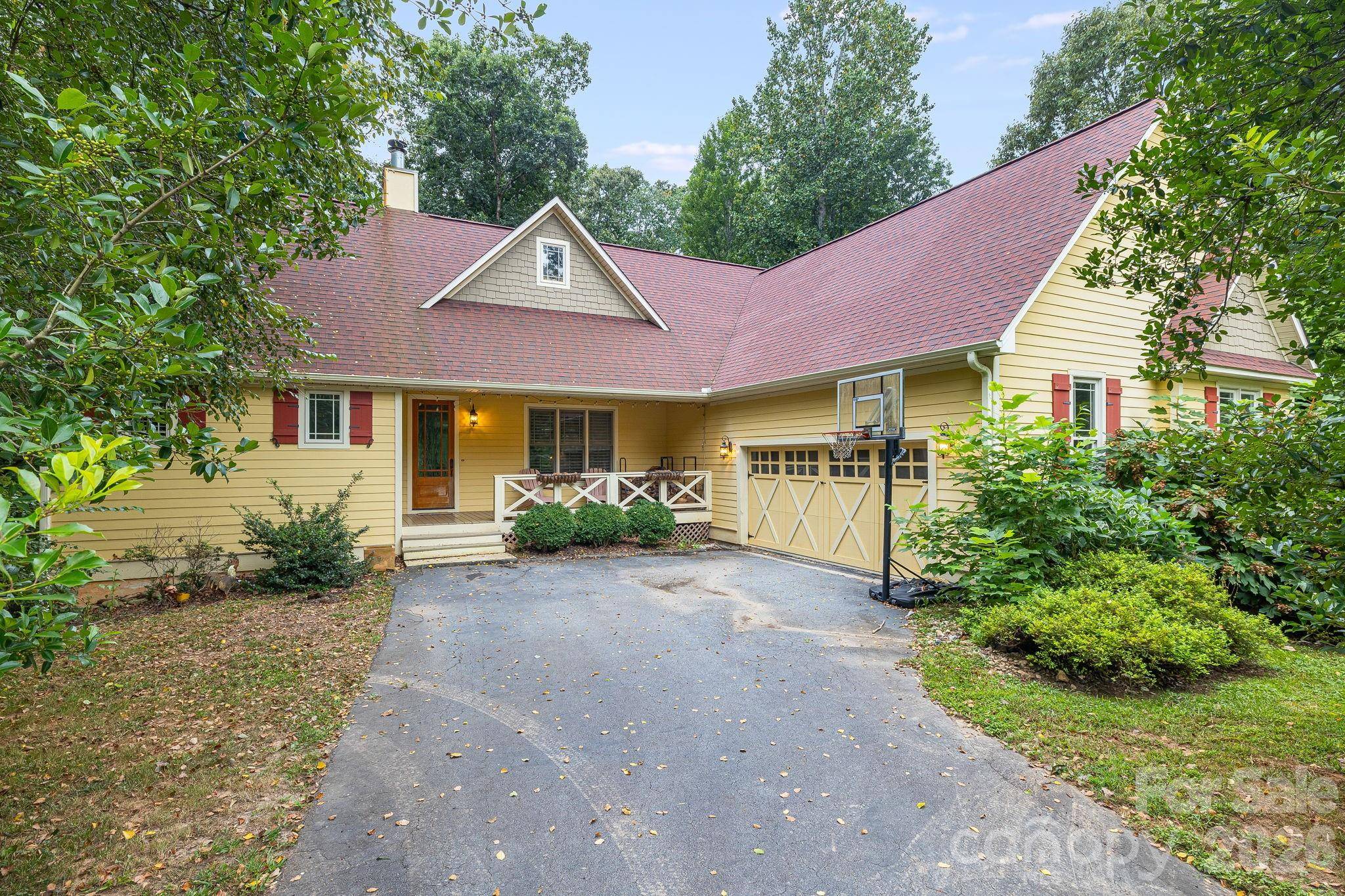 312 E Forest PL, Candler, NC 28715