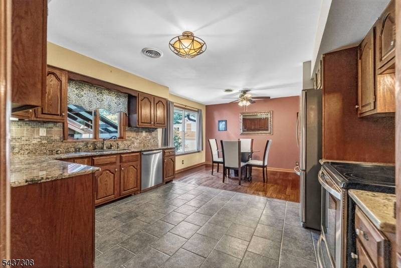 42 Goldfinch Ln, West Milford Twp., NJ 07421