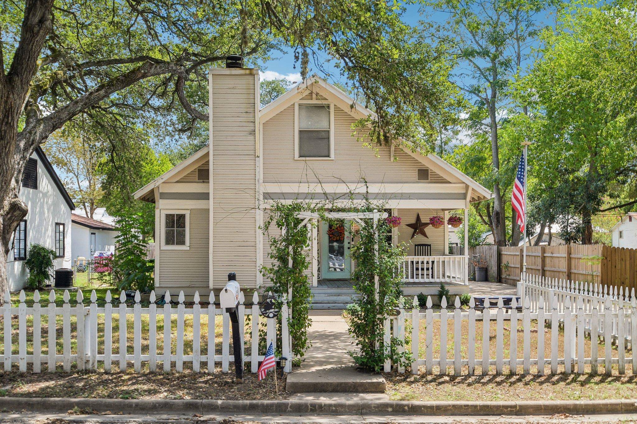 802 Hudgins ST, Smithville, TX 78957