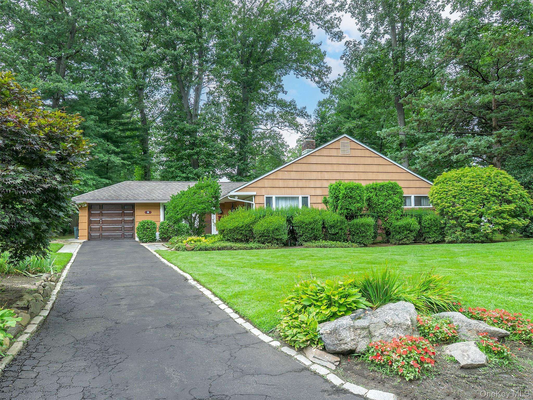 7 Appletree LN, Glen Cove, NY 11542