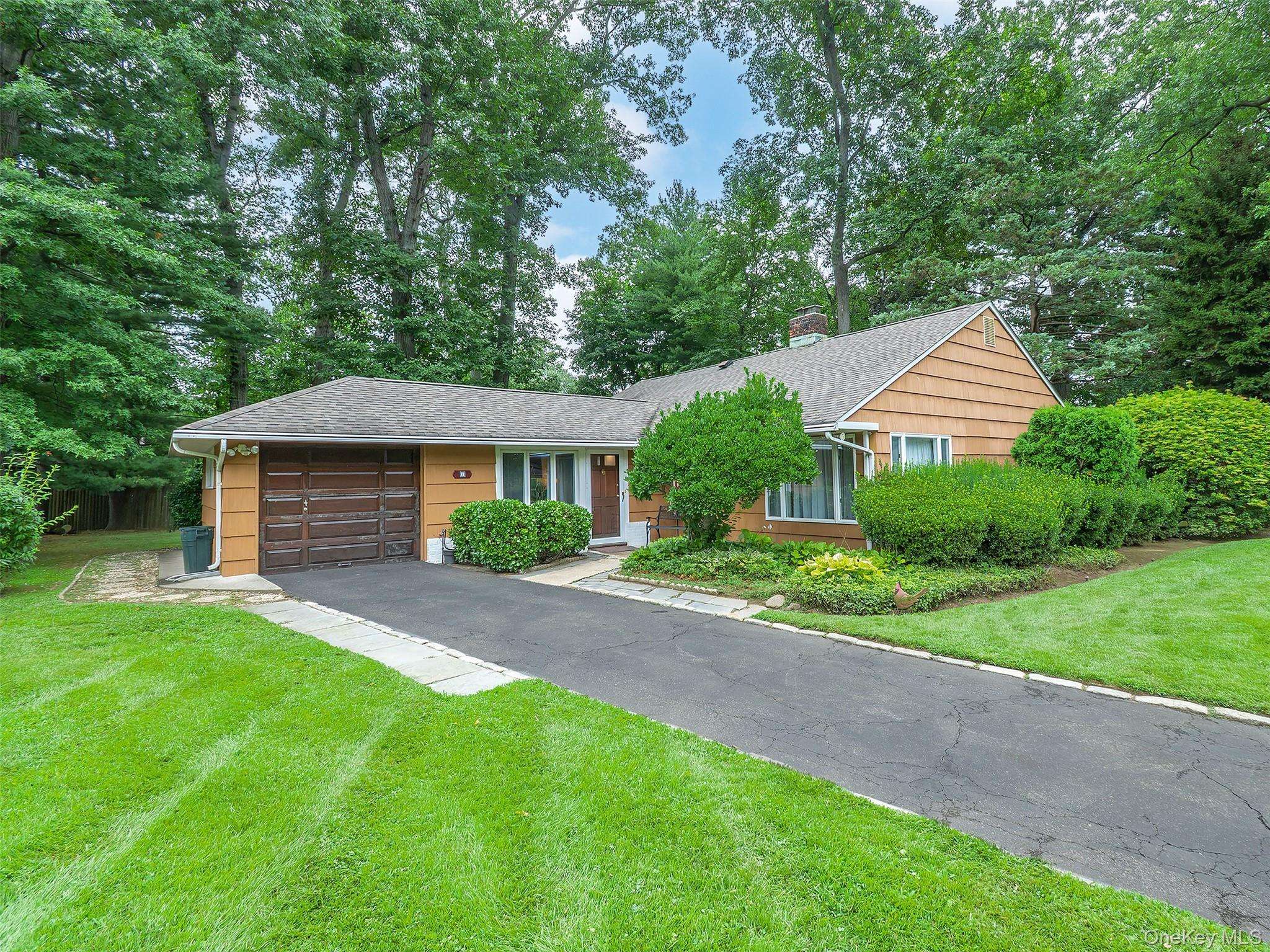 7 Appletree LN, Glen Cove, NY 11542