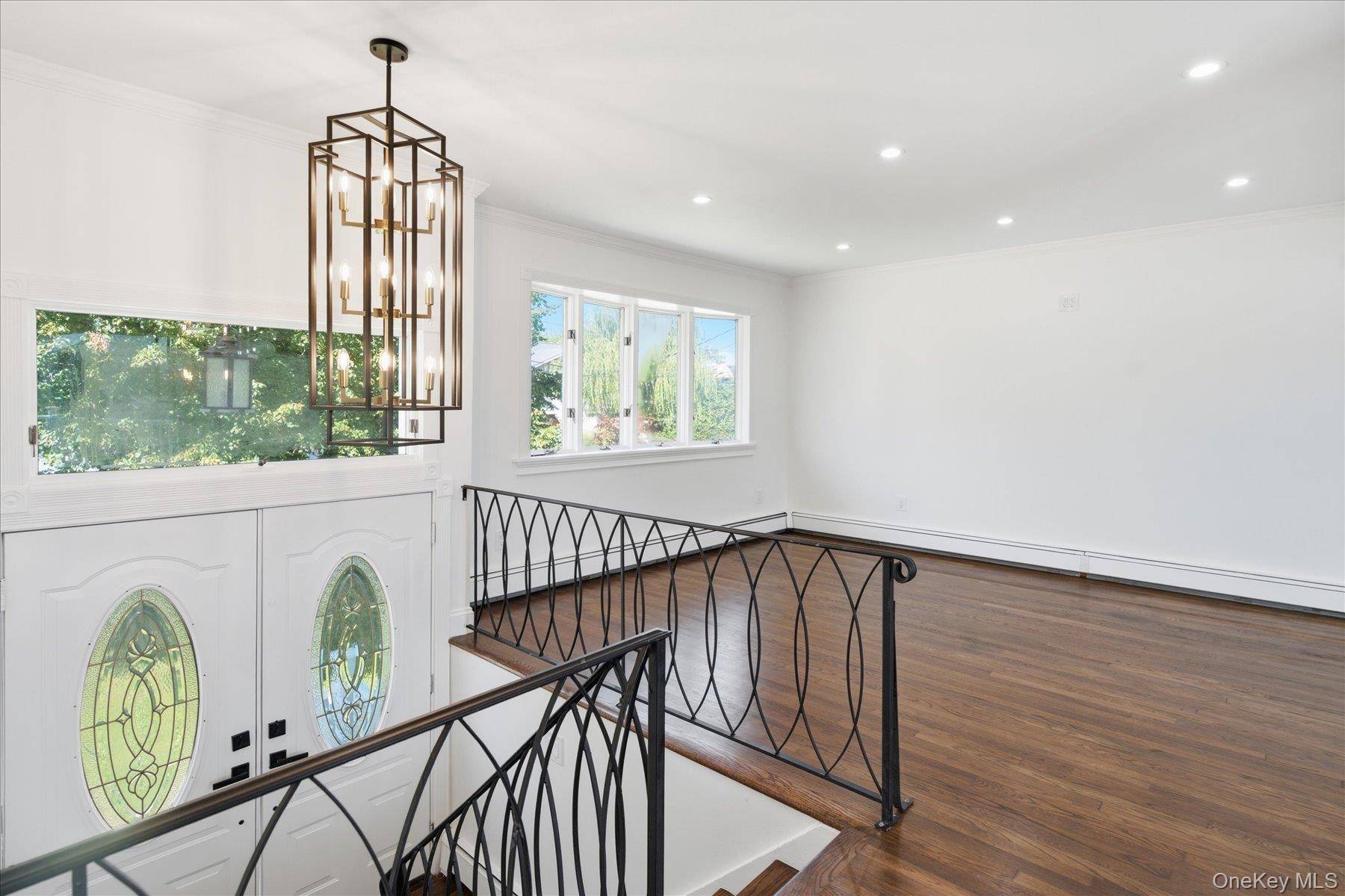 14 Garfield PL, Lindenhurst, NY 11757