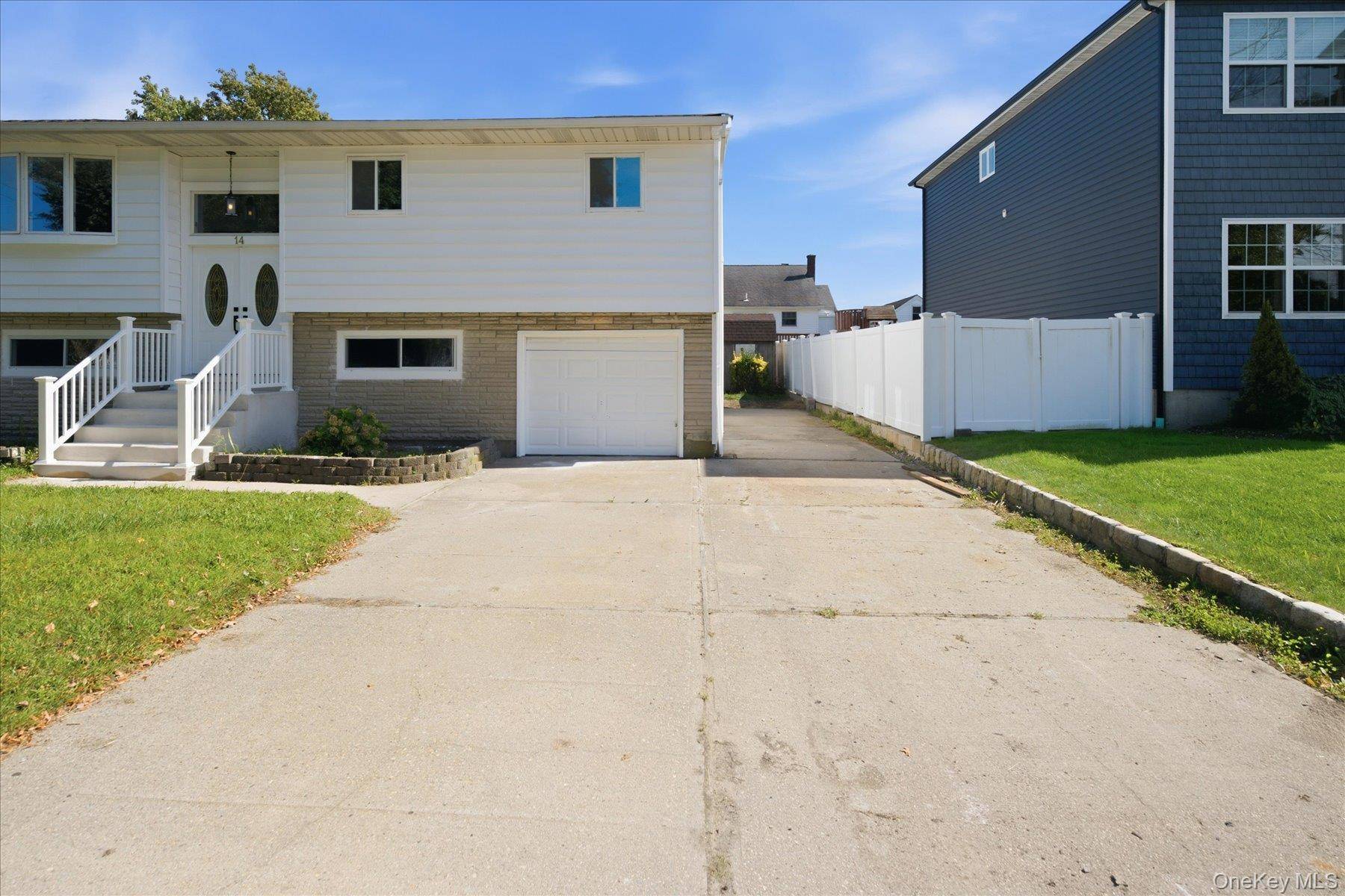 14 Garfield PL, Lindenhurst, NY 11757