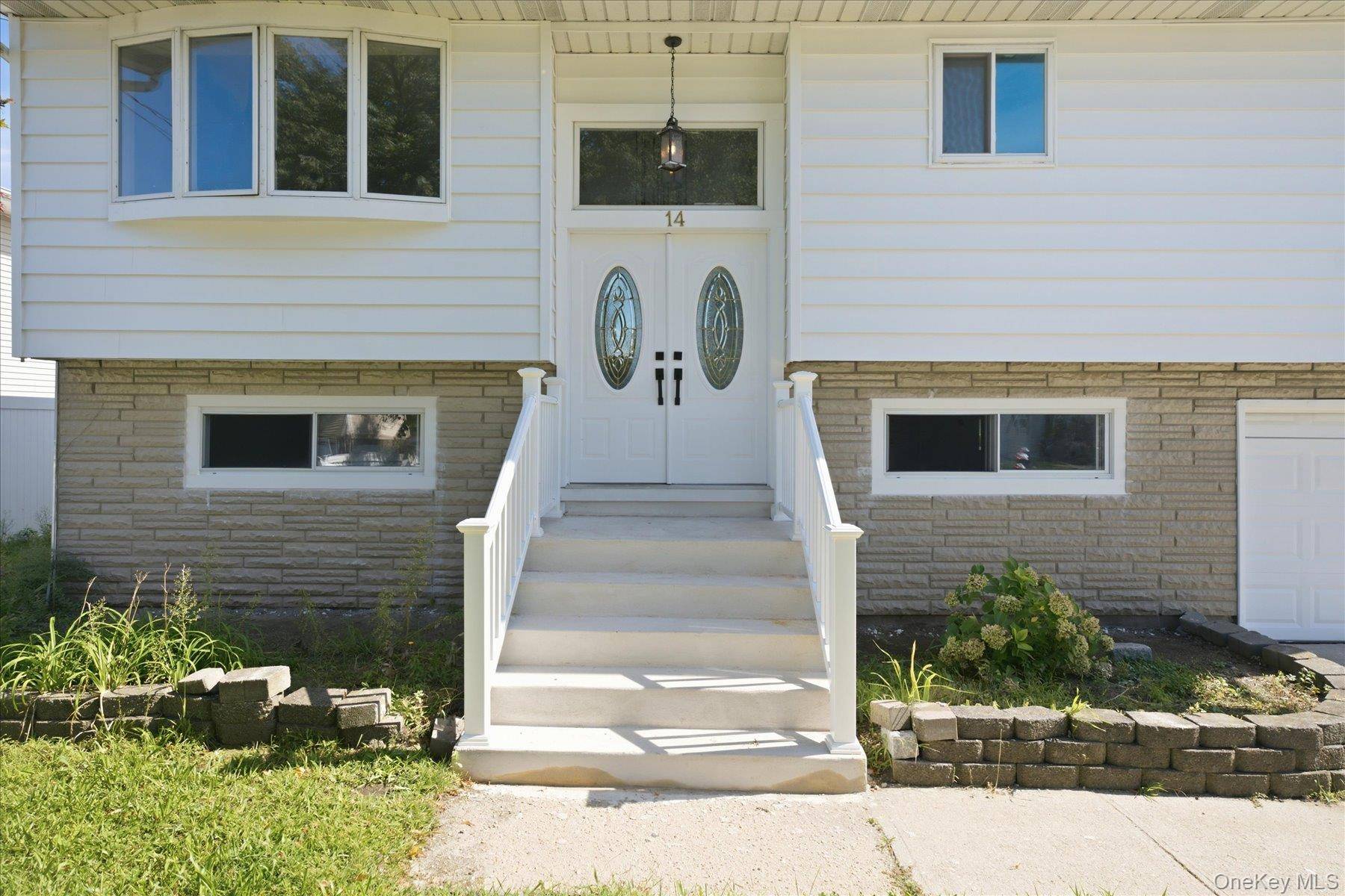 14 Garfield PL, Lindenhurst, NY 11757