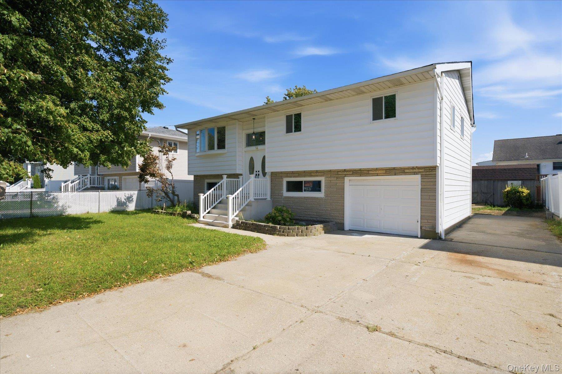 14 Garfield PL, Lindenhurst, NY 11757