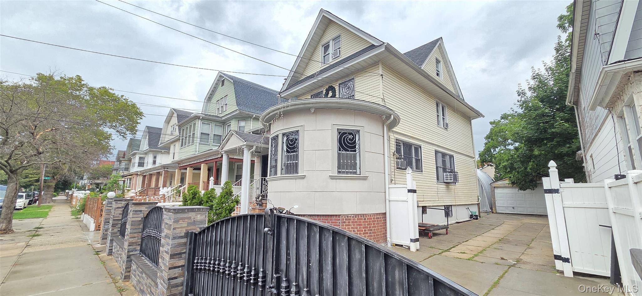 92-11 107th ST, Richmond Hill, NY 11418