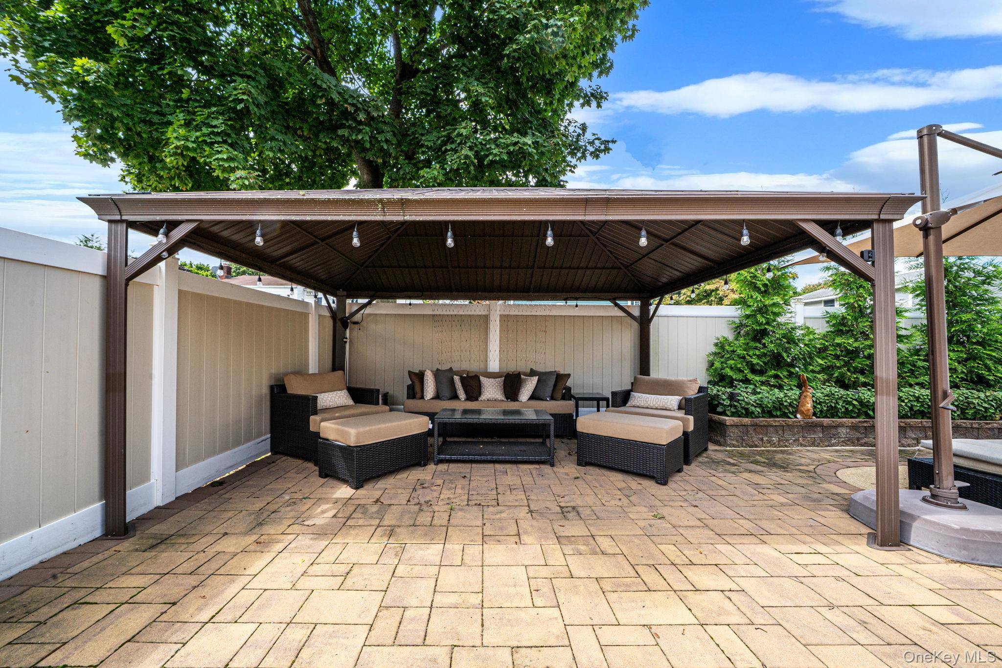 16 Bragg DR, Lake Grove, NY 11755