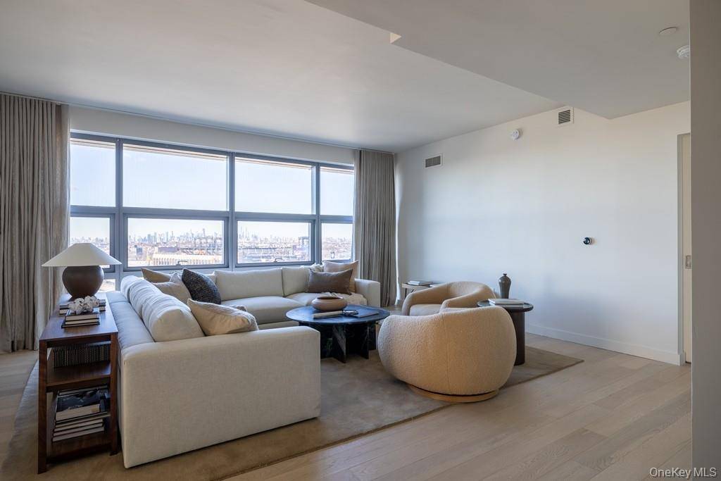 131-01 40th RD #19M, Flushing, NY 11354