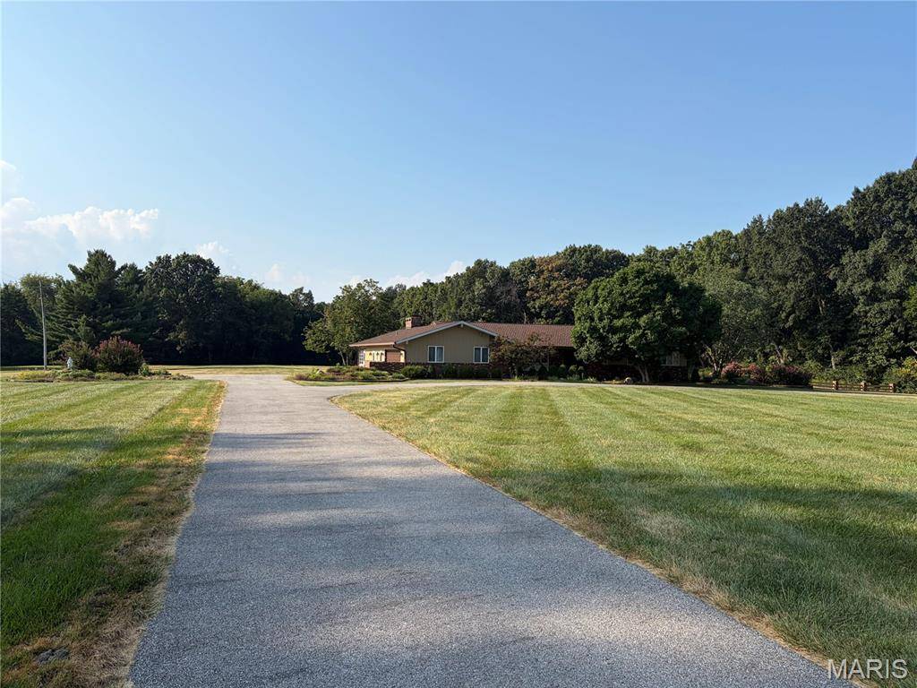 258 Yaeger Lake TRL, Litchfield, IL 62056