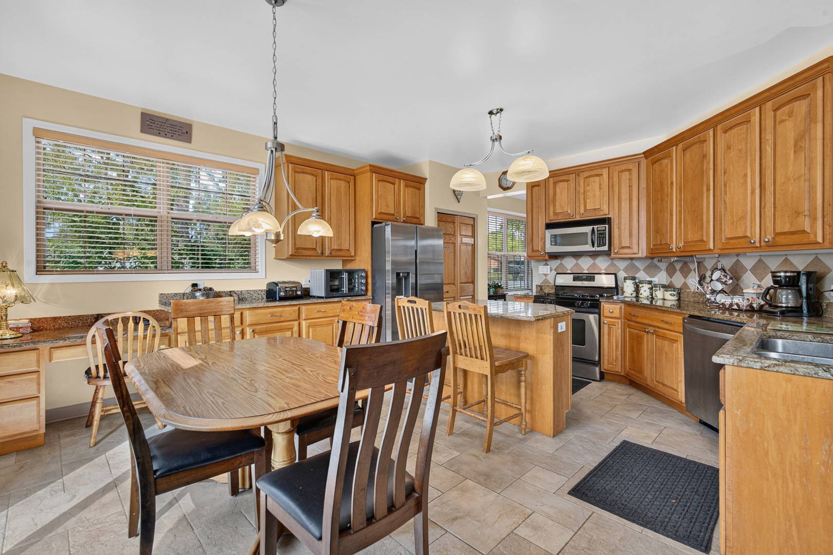401 Lilac LN, Elk Grove Village, IL 60007