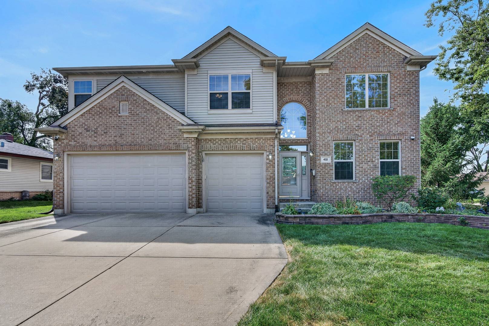 401 Lilac LN, Elk Grove Village, IL 60007