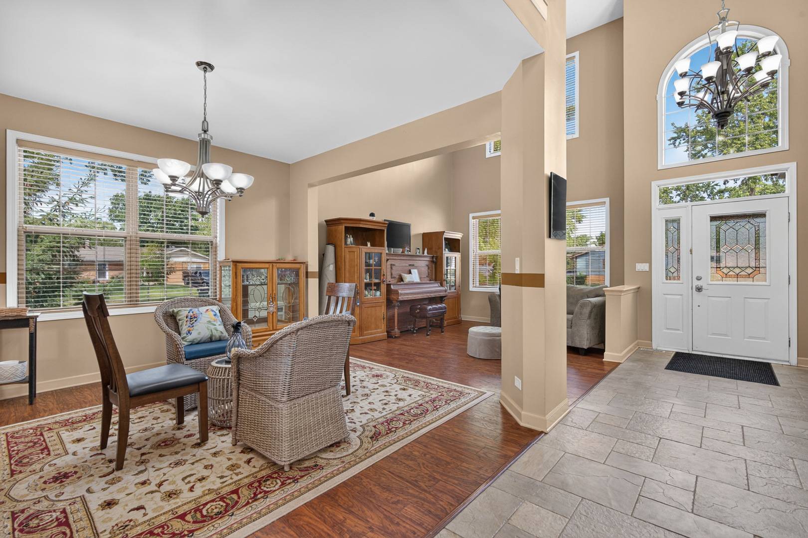 401 Lilac LN, Elk Grove Village, IL 60007