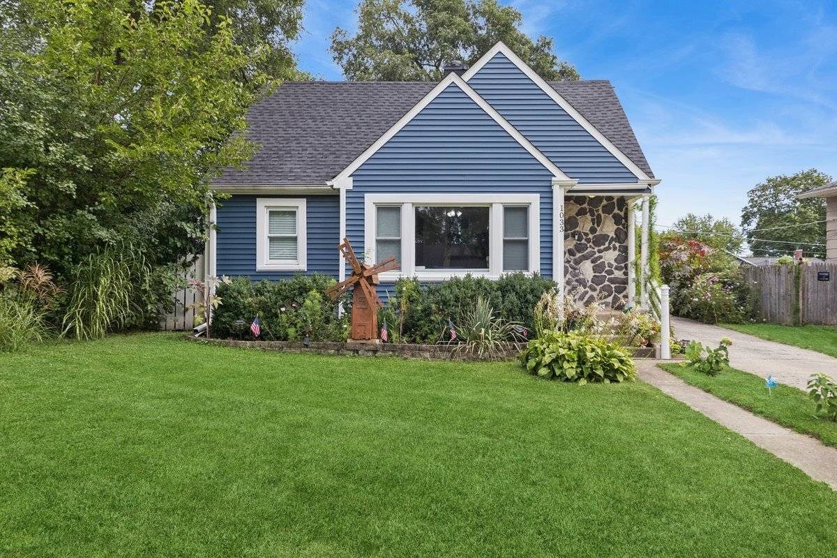 1033 Crescent CT, Round Lake Beach, IL 60073