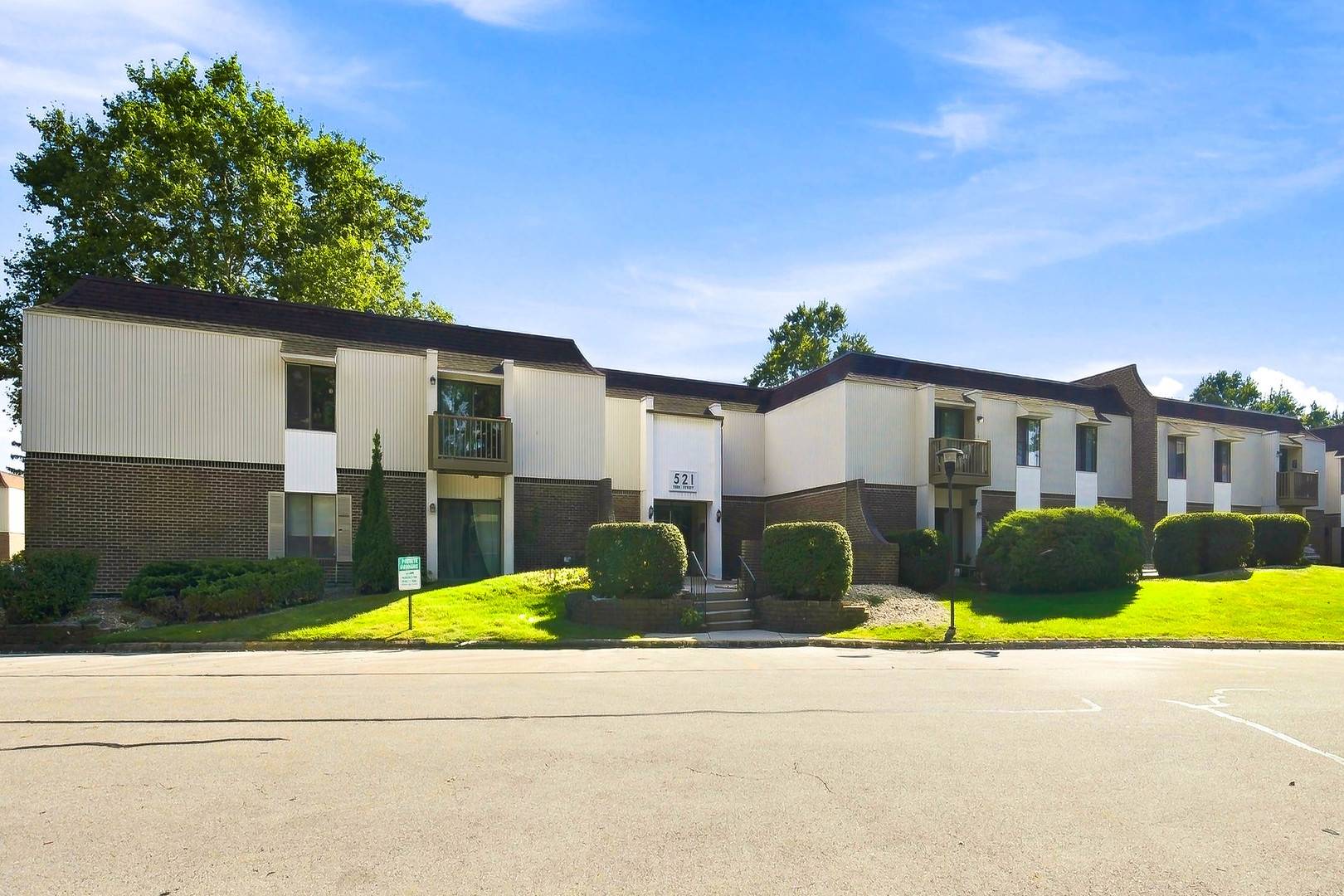 521 73rd ST #105, Downers Grove, IL 60516