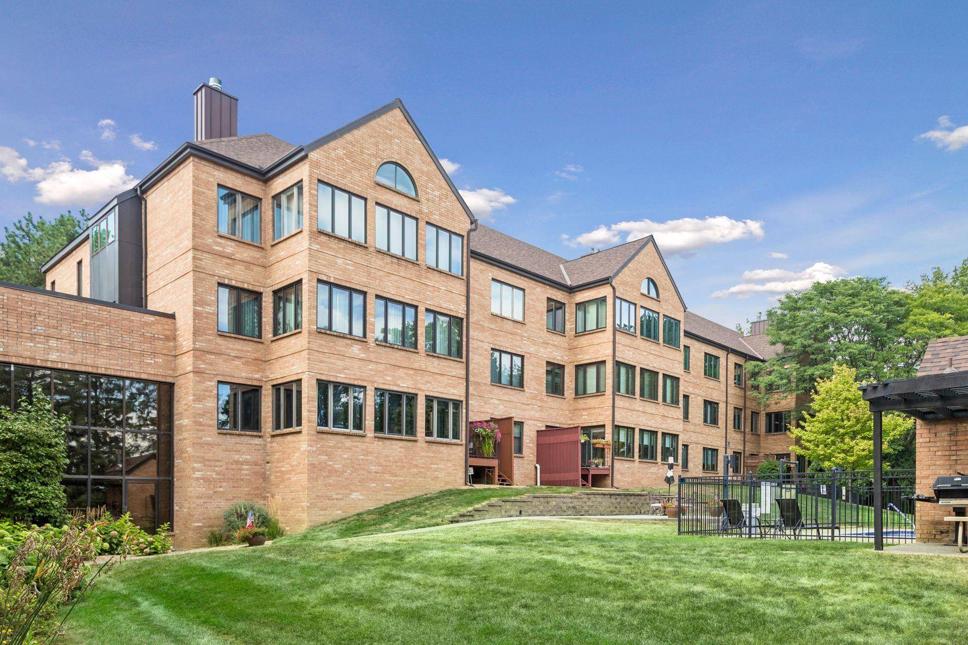 1830 Eagle Ridge DR #2003, Mendota Heights, MN 55118