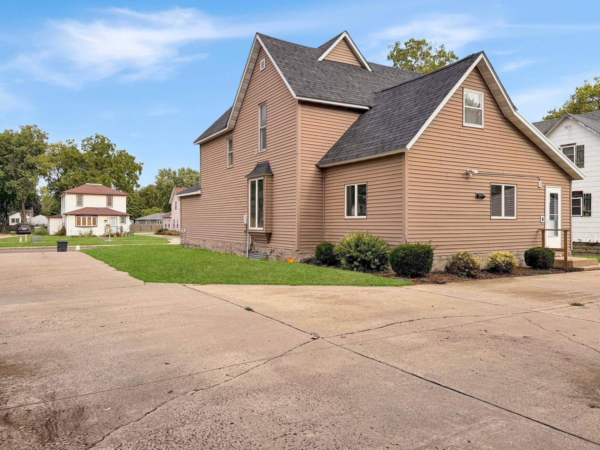 410 N 6th ST, Marshall, MN 56258