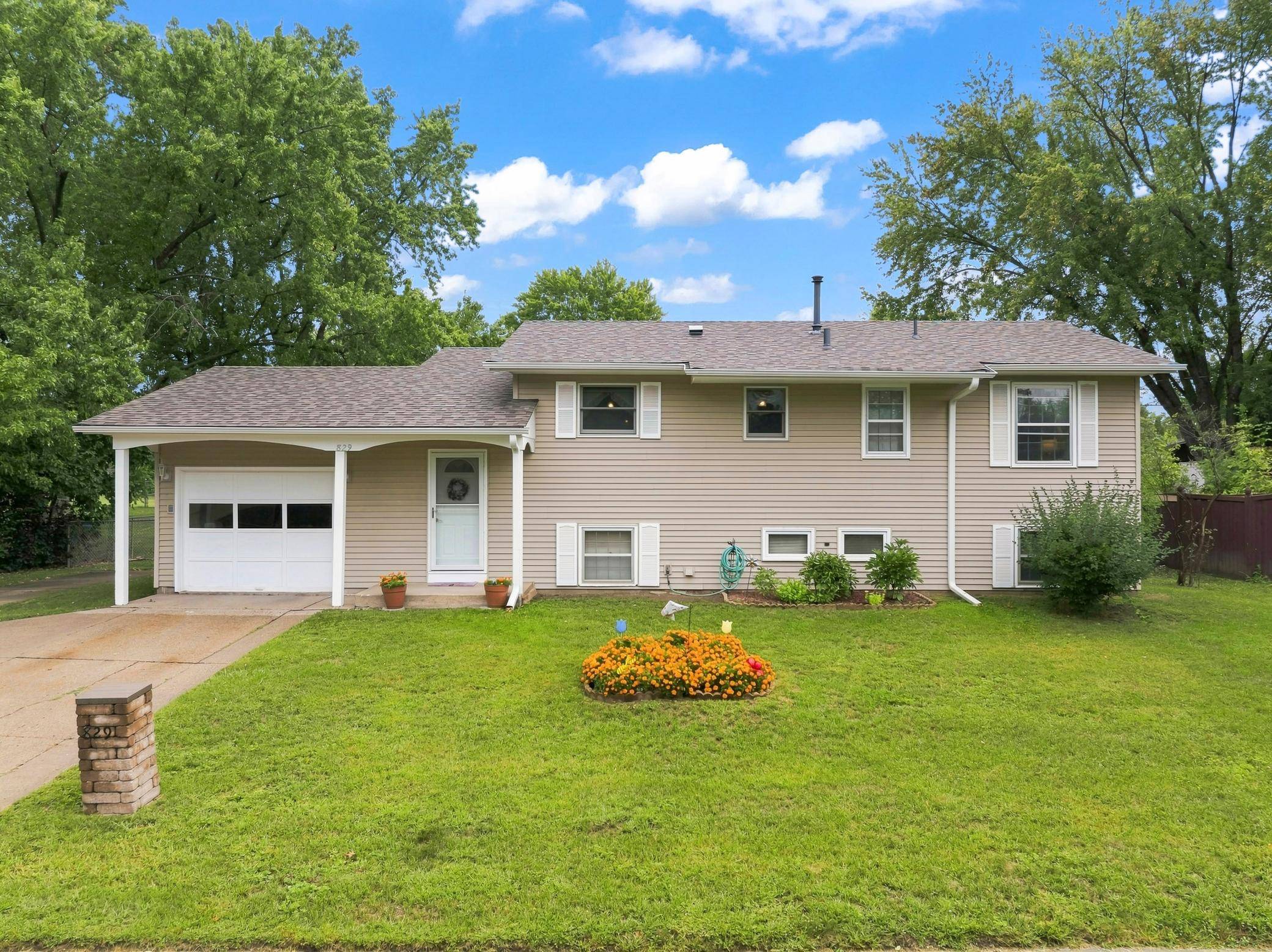 829 Oriole DR, Apple Valley, MN 55124