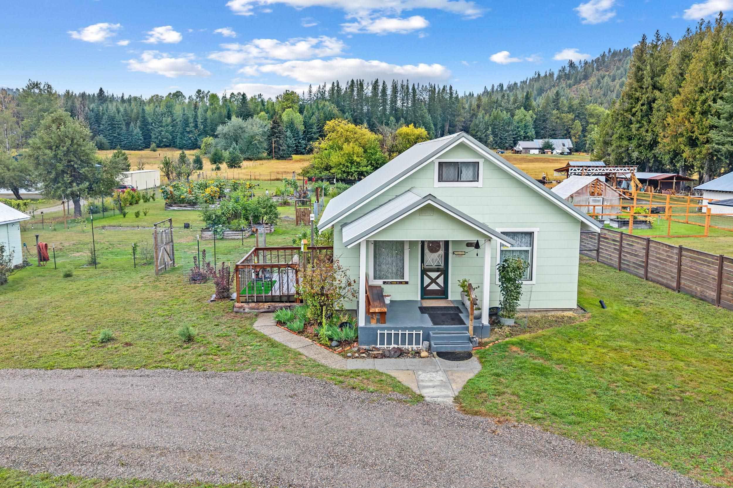230 S 8th St, Ione, WA 99139