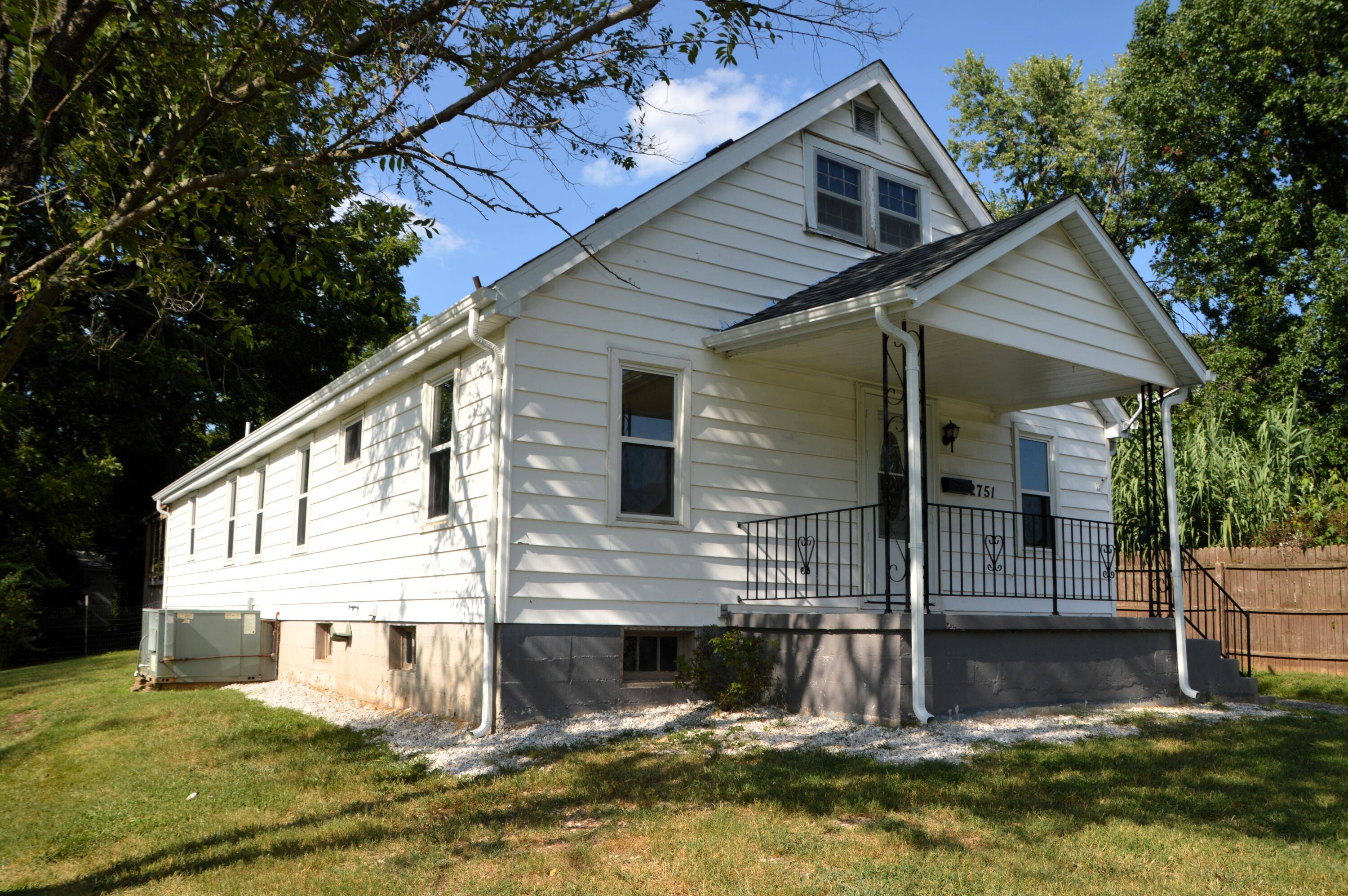 2751 W Walnut ST, Springfield, MO 65802