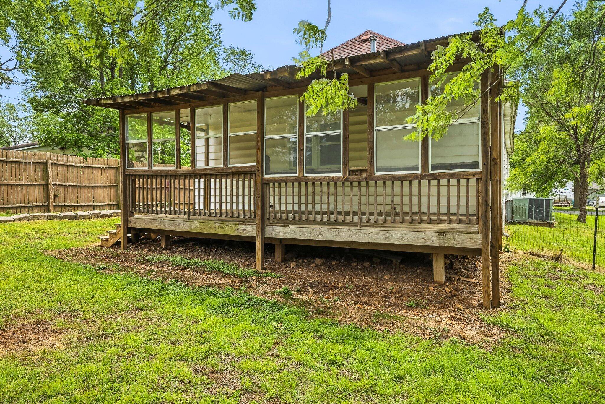 2751 W Walnut ST, Springfield, MO 65802