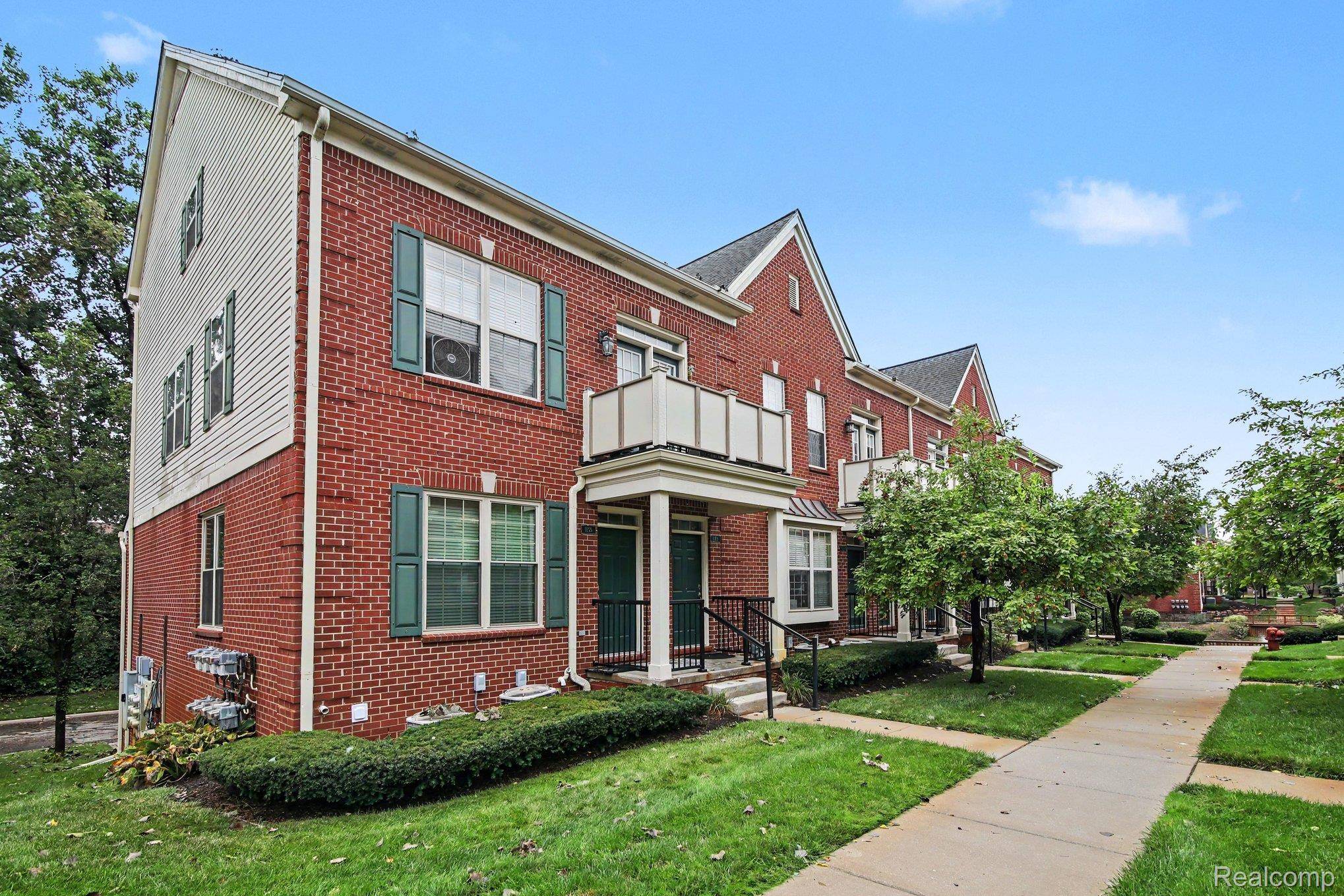 1111 Fountain View CIR, South Lyon, MI 48178