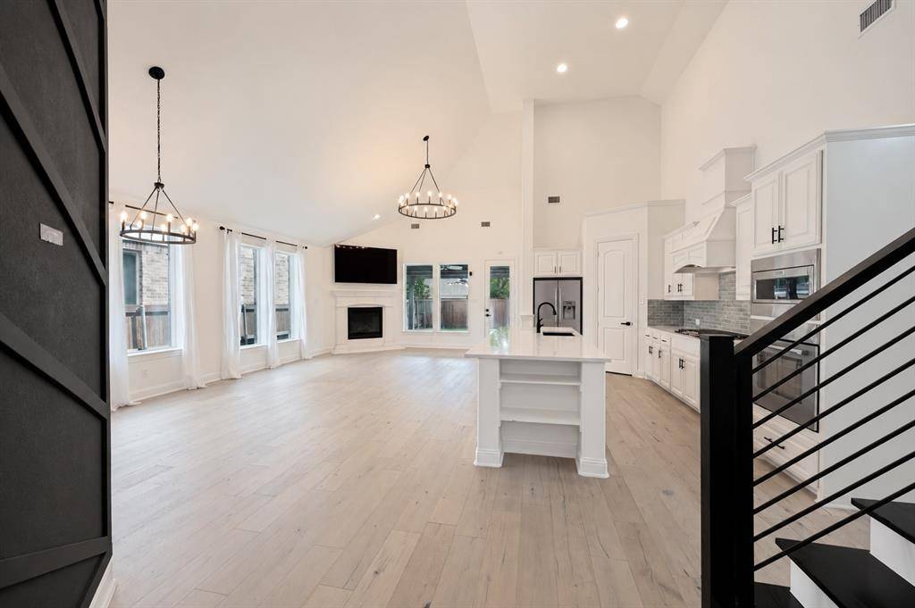 900 Southern Hills Way, Aubrey, TX 76227