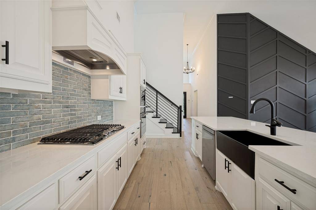 900 Southern Hills Way, Aubrey, TX 76227