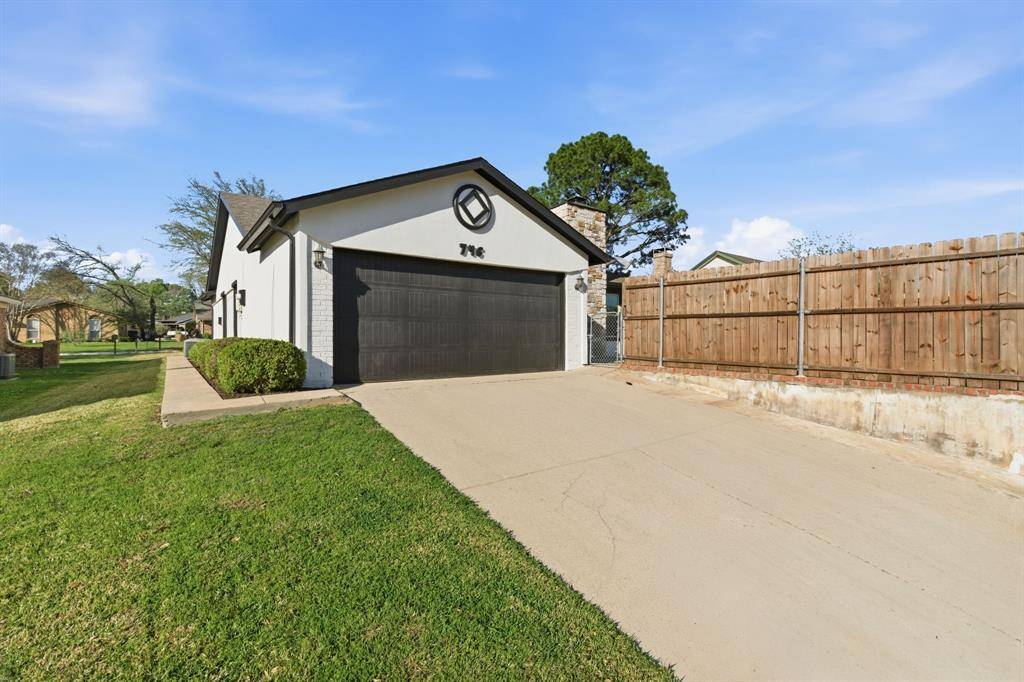 746 Red Wing Drive, Lewisville, TX 75067