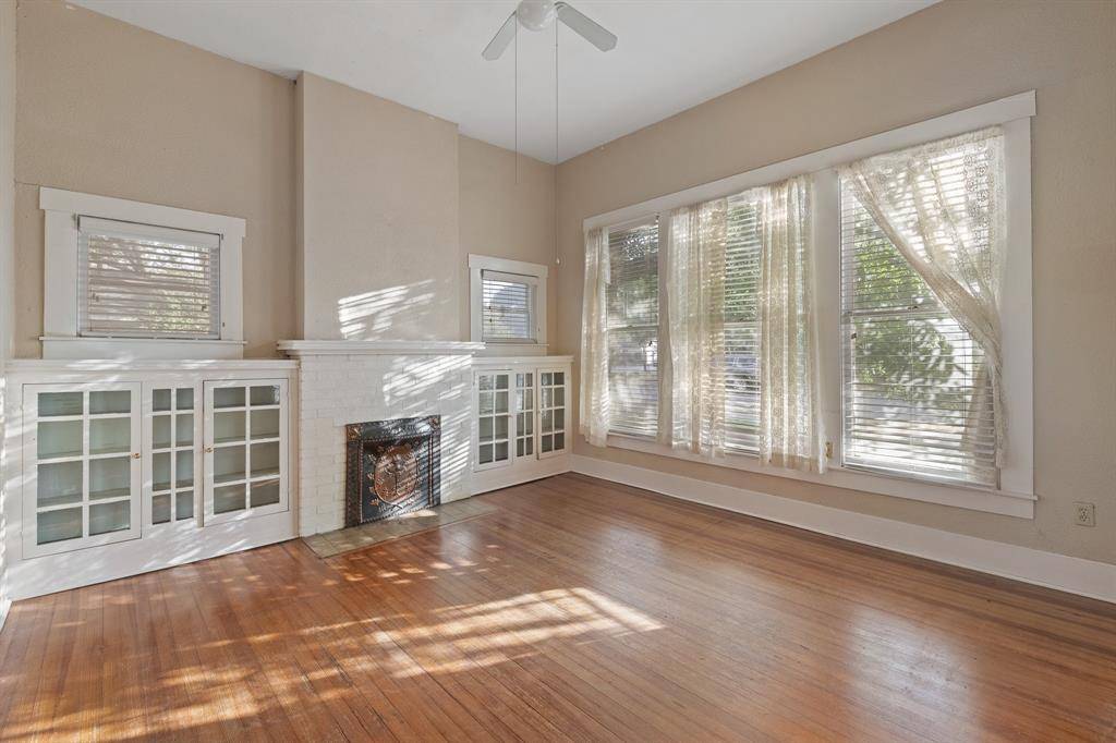 1313 N Robinson Street, Cleburne, TX 76031