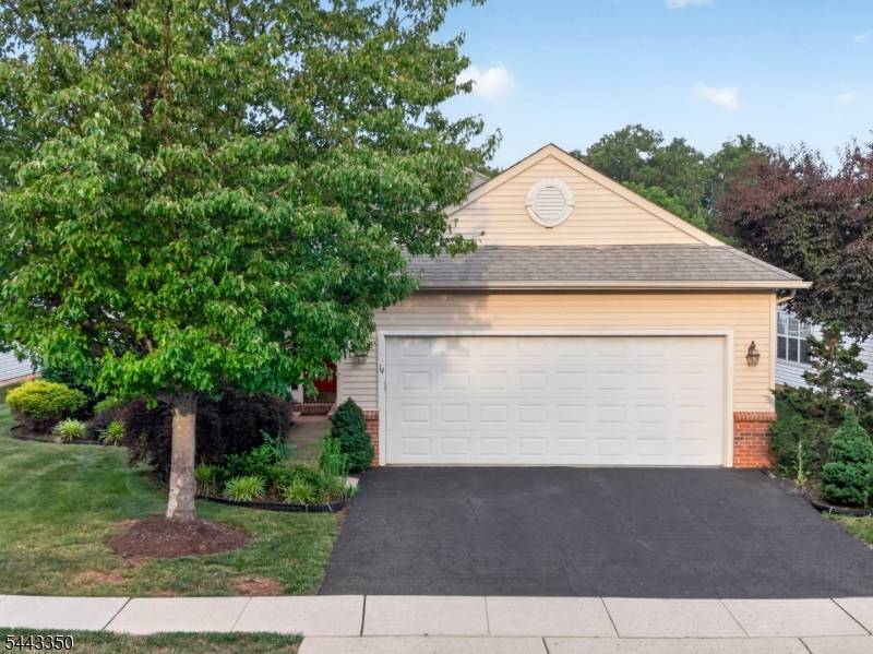 14 Daulton Dr, Franklin Twp., NJ 08873
