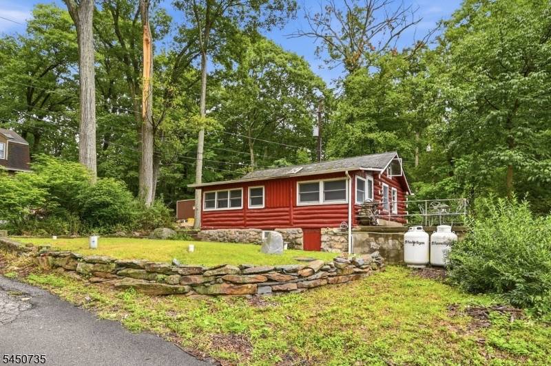 26 Clubhouse Ave, West Milford Twp., NJ 07480