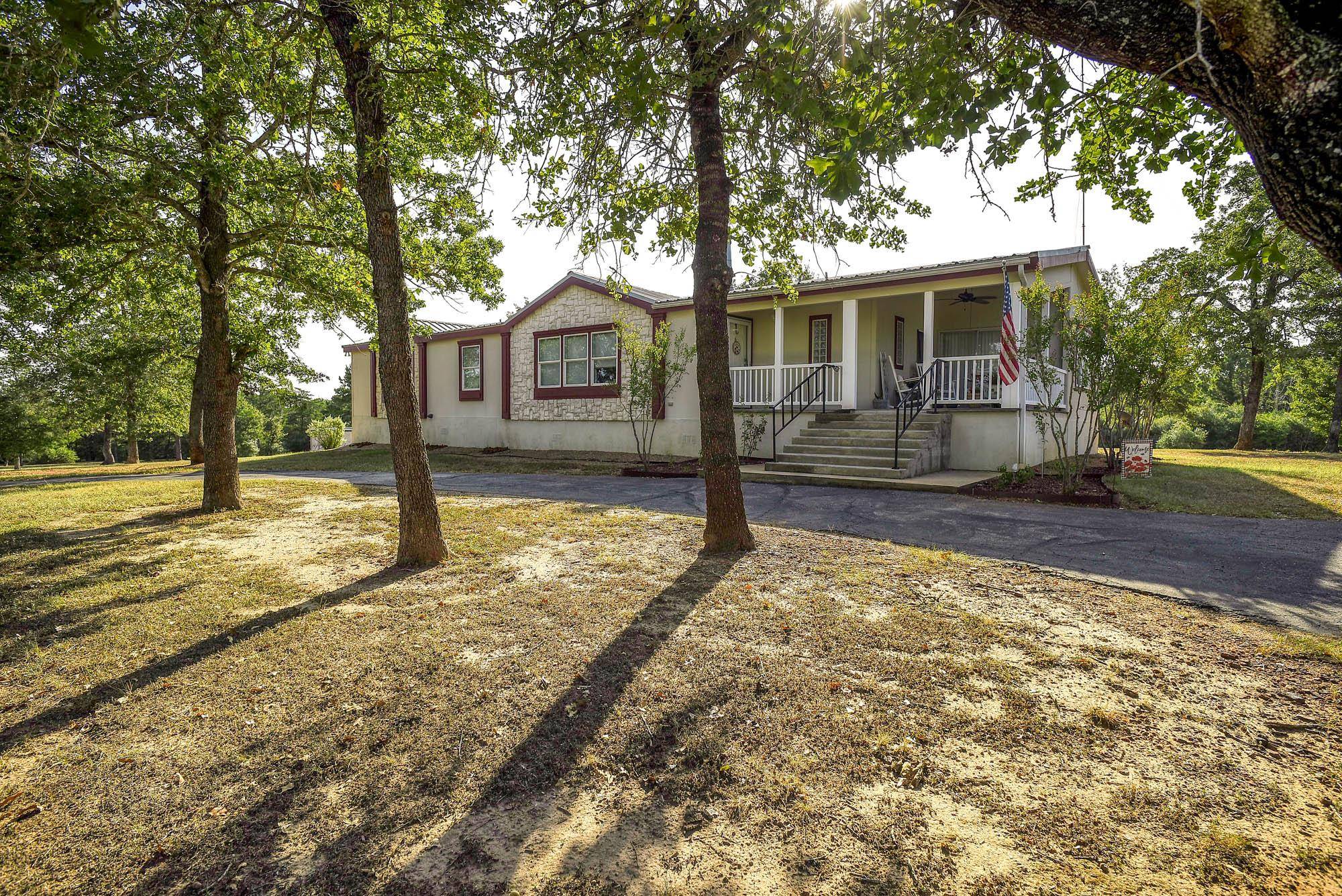 123 Split Oak RD, Smithville, TX 78957