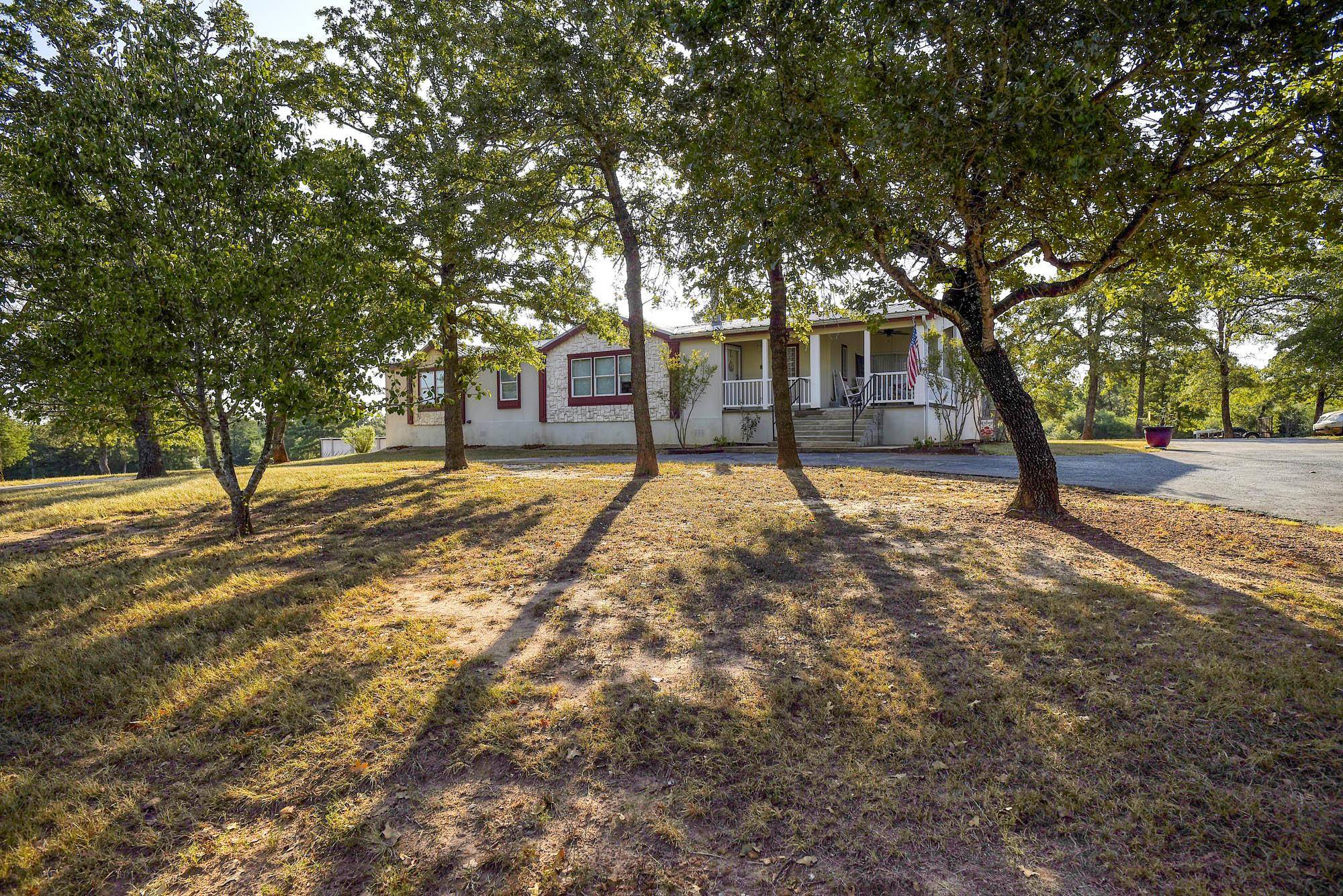 123 Split Oak RD, Smithville, TX 78957