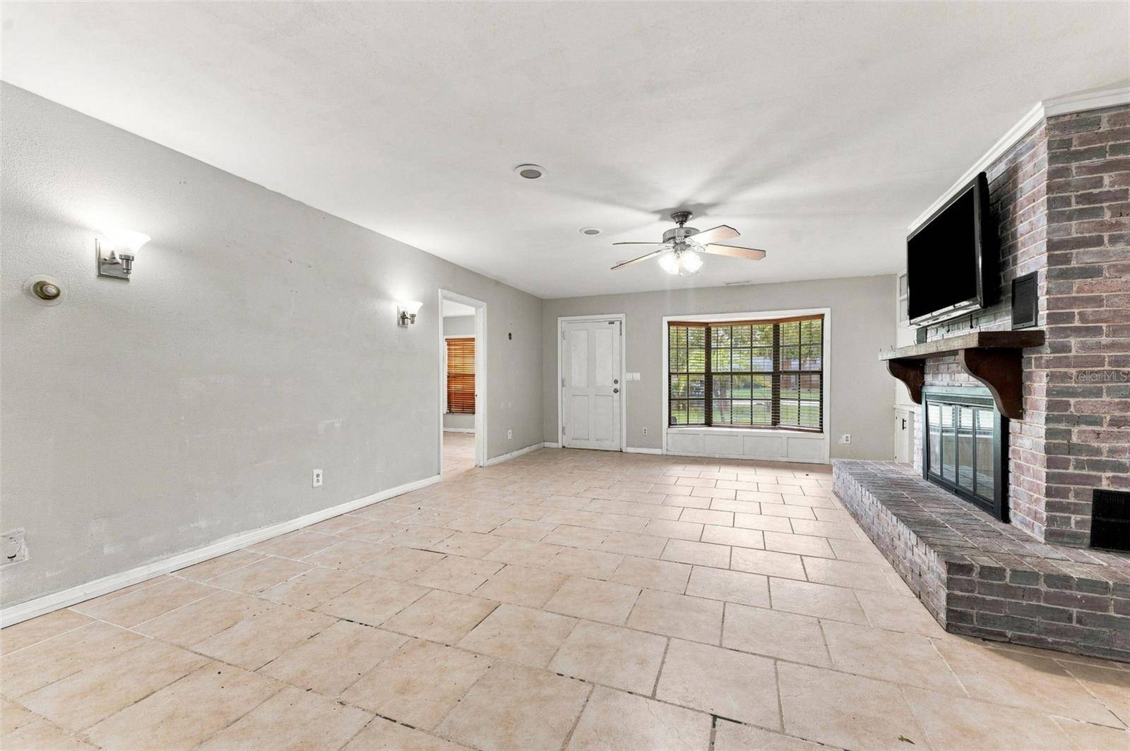 5903 LAKESIDE DR, Lutz, FL 33558