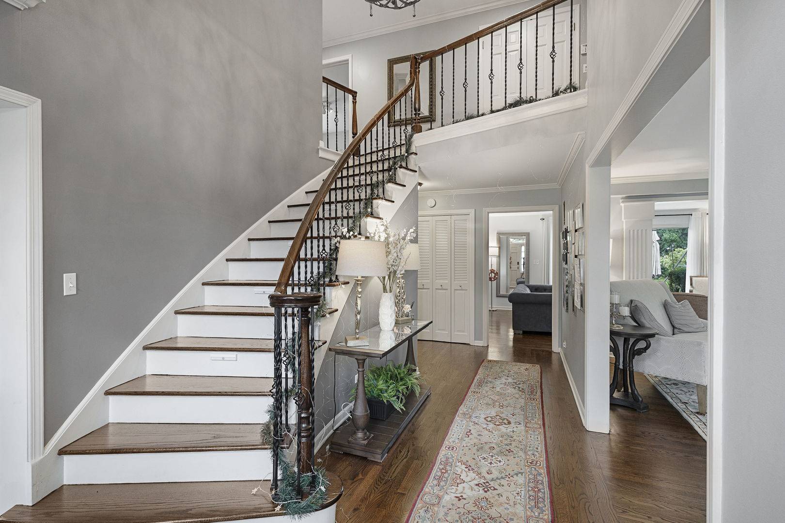 32 Chatham LN, Oak Brook, IL 60523