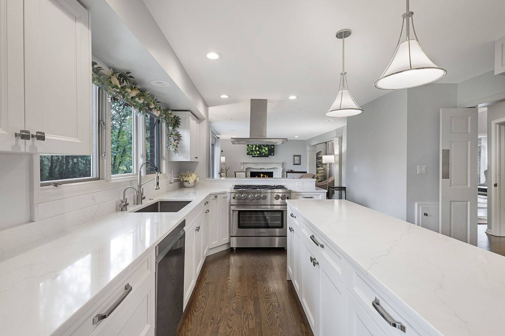 32 Chatham LN, Oak Brook, IL 60523