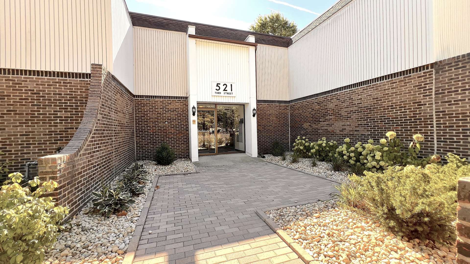 521 73rd ST #105, Downers Grove, IL 60516