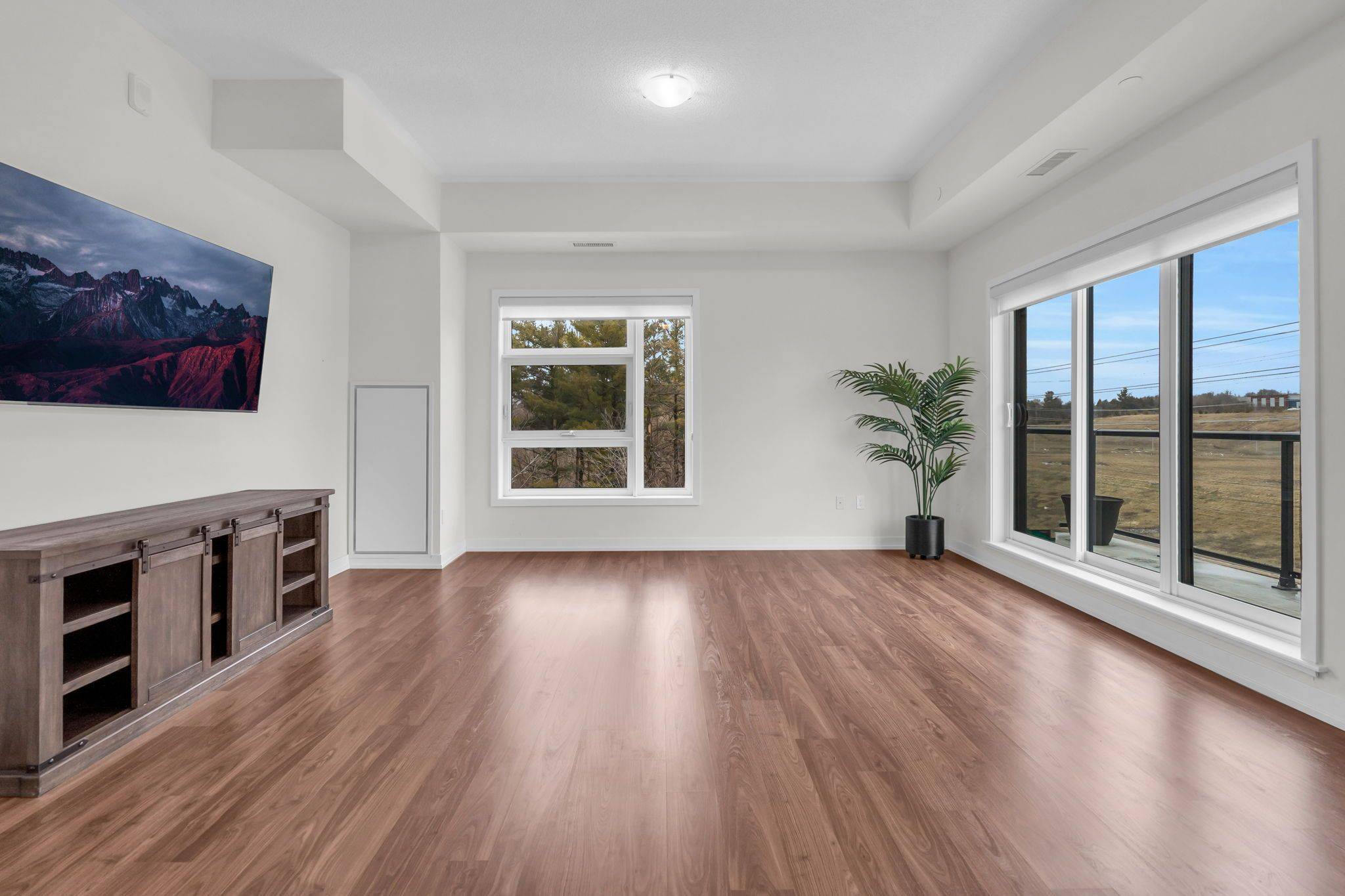 555 William Graham DR #413, Aurora, ON L4G 3H9