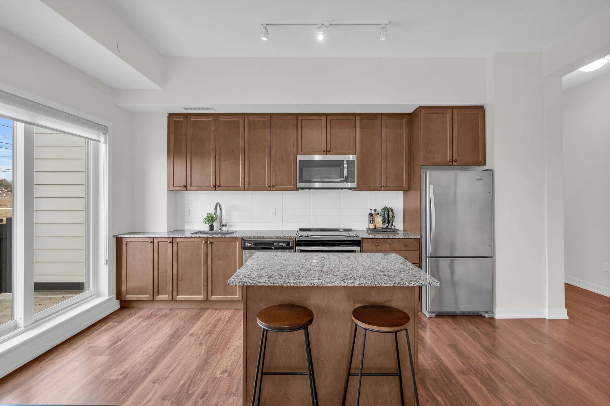 555 William Graham DR #413, Aurora, ON L4G 3H9