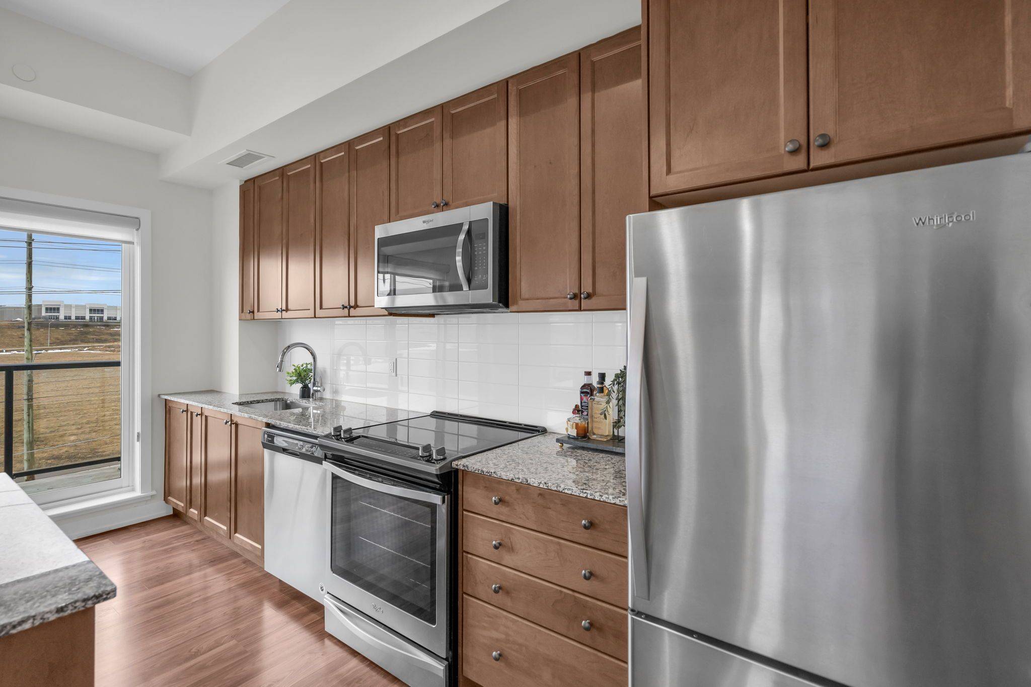 555 William Graham DR #413, Aurora, ON L4G 3H9